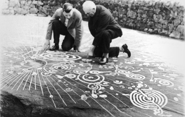 Piedra cochno un panel de 9x 19 metros con el arqueologo ludovic maclellan foto realizada en 1937 durante su visita 628x400