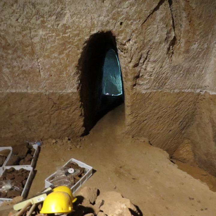 Pyramid etruscian2 tunnelroomb