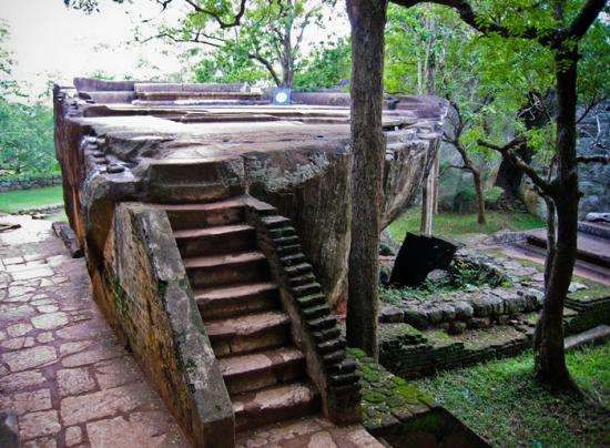 sigiriya-2a-thronerock.jpg