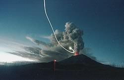 Ovnis - Photo - [Ovnis] Un ovni survolant un volcan - 2000