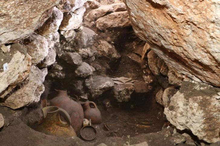 02 megiddo tomb treasure