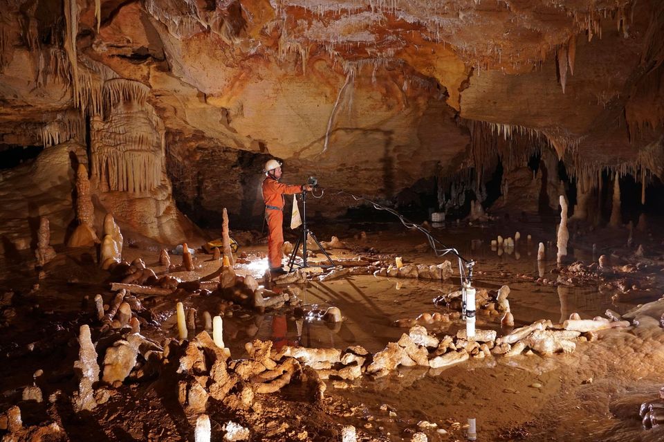 879386 grotte bruniquel stalagmites