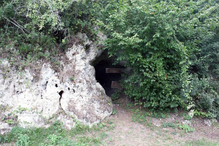 Chatelperron la grottes des fees wikipedia cc by sa 4 0 x1900