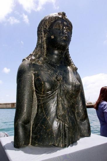 cleopatrastatue2.jpg