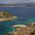 Grèce : Un monument en marbre au sommet d'un îlot pyramidal