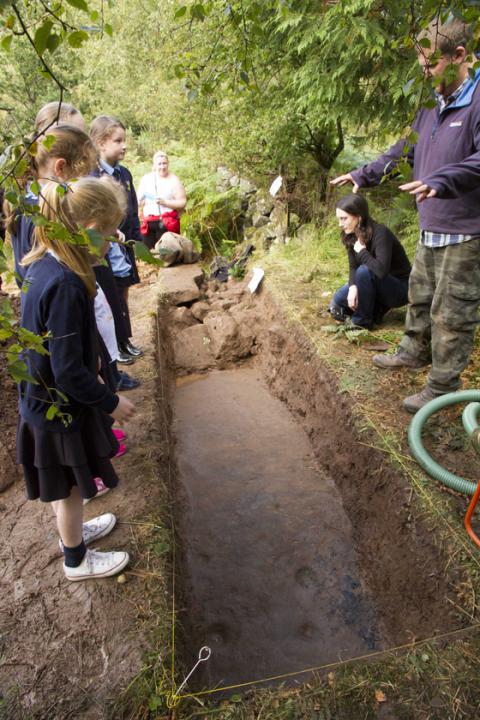 Excavacion de 2015 en la piedra cochno fundacion factum arte