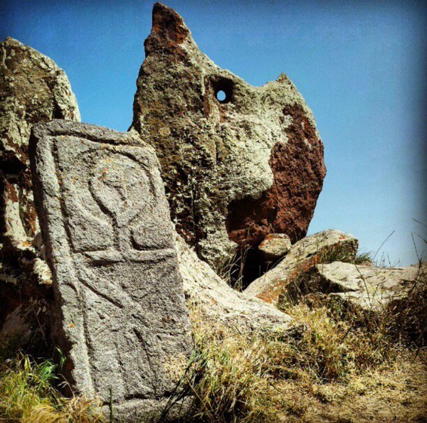 Karahunj megaliths3