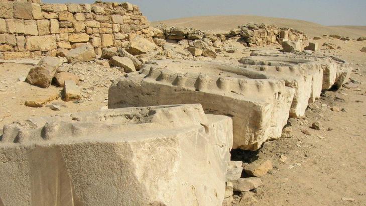Les ruines dun temple solaire perdu deterre en egypte et
