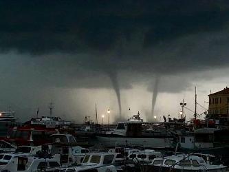 Extremes : Tornade en Roumanie, Trombes sur la Croatie, Typhon sur Fukushima