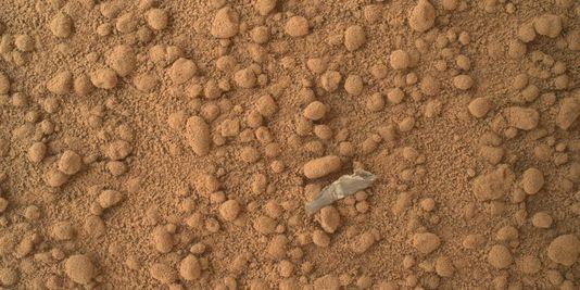 Sur Mars, Curiosity trouve des objets qui pourraient avoir été façonnés par l'homme