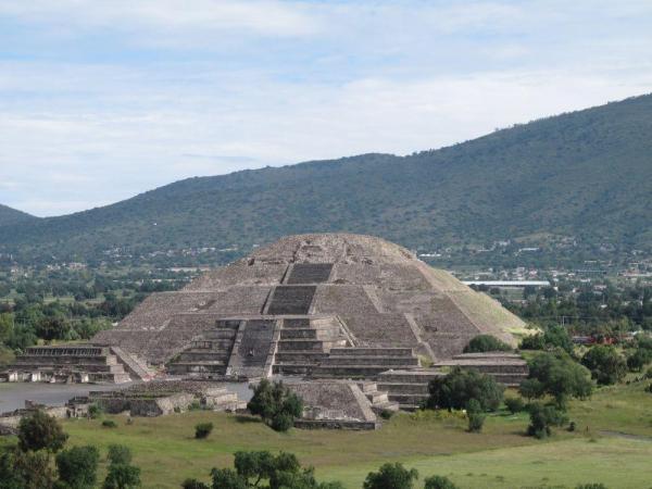 Teotihuacan pyramidelune