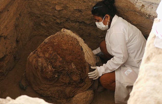 Tombe inca bees pyramid peru3