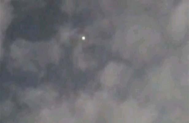 Une boule lumineuse étrange au-dessus d'une manifestation au Brésil