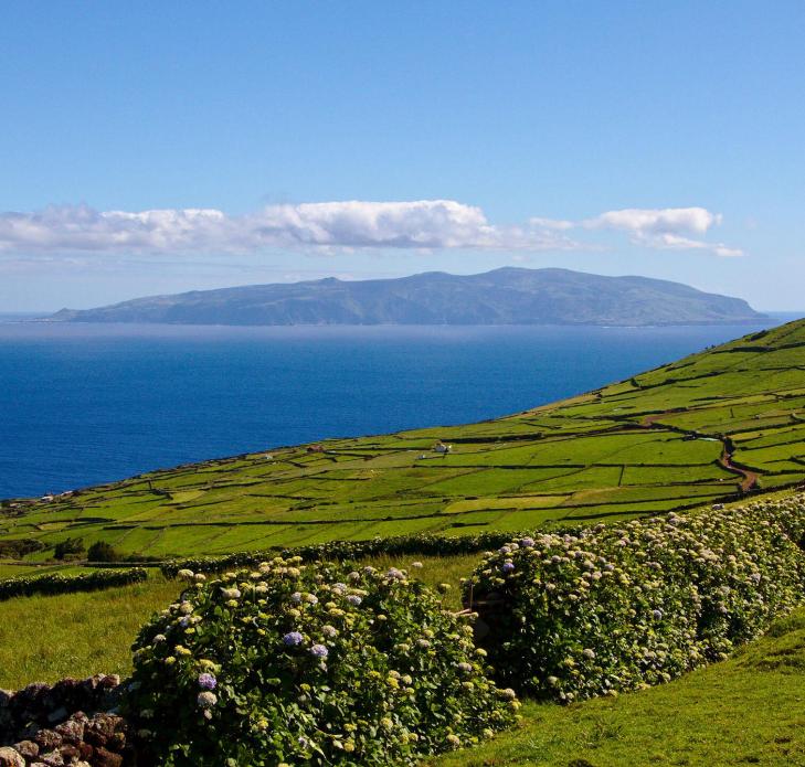 Vue paysage des iles pico devant et faial derriere